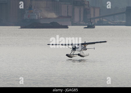 Vintage Harbour Air Seaplanes hydravion DHC-2 Beaver l'atterrissage dans le port de Vancouver, Colombie-Britannique, Canada. Banque D'Images