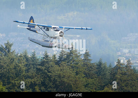 Un classique de Harbour Air Seaplanes de Havilland Canada DHC-2 Beaver rendant son approche dans le port de Vancouver Aéroport de l'eau, de la Colombie-Britannique, Canada. Banque D'Images