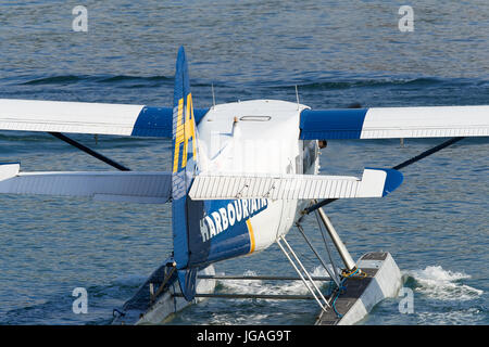 Vintage Harbour Air Seaplanes de Havilland Canada DHC-2 Beaver hydravion circule à travers l'eau dans le port de Vancouver, Colombie-Britannique, Canada. Banque D'Images