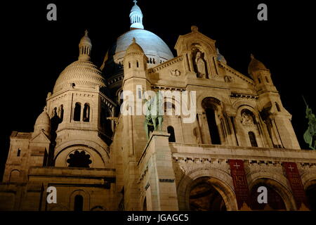 La basilique du Sacré Cœur en haut de la Butte Montmartre à Paris shot at night Banque D'Images