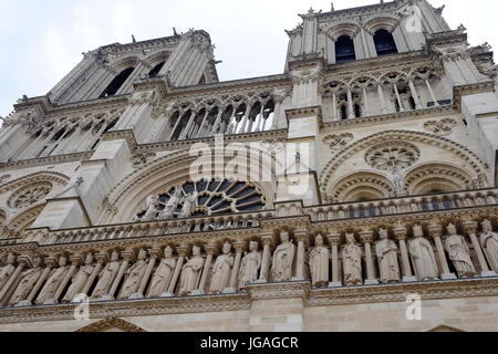 L'extérieur de la Cathédrale Notre Dame de Paris Banque D'Images