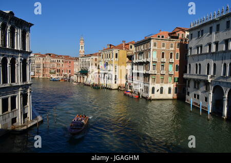 Vue sur le pont de touristes sur un bateau sur le canal à Venise, Italie Banque D'Images