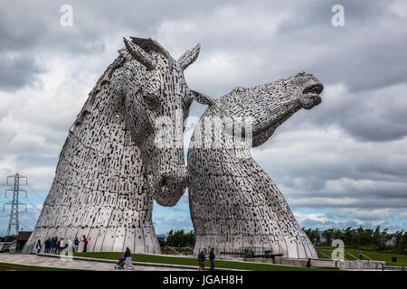 Les Kelpies - sculptures de deux chevaux par le Forth and Clyde Canal dans le parc de l'hélice, Falkirk, Ecosse. Banque D'Images