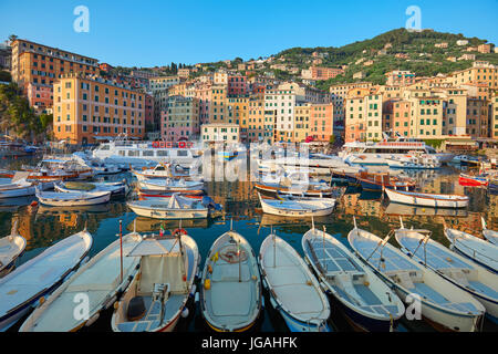 Catégorie : village typique avec ses maisons colorées et son petit port en Italie, Ligurie dans une journée ensoleillée Banque D'Images