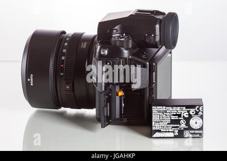 GFX Fujifilm 50S, 51 mégapixels, moyen format capteur appareil photo numérique avec pile sur fond blanc réfléchissant Banque D'Images