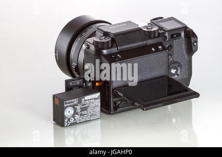 GFX Fujifilm 50S, 51 mégapixels, moyen format capteur appareil photo numérique avec pile sur fond blanc réfléchissant Banque D'Images