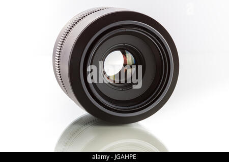 Les objectifs de type G pour Fujifilm GFX 50S, 51 mégapixels, capteur appareil photo numérique moyen format sur fond blanc réfléchissant Banque D'Images