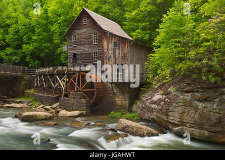 Le produit Glade Creek Grist Mill dans Babcock State Park, West Virginia, USA. Photographié au printemps. Banque D'Images