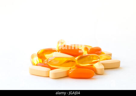 Vitamines et suppléments sains sur fond blanc. Banque D'Images