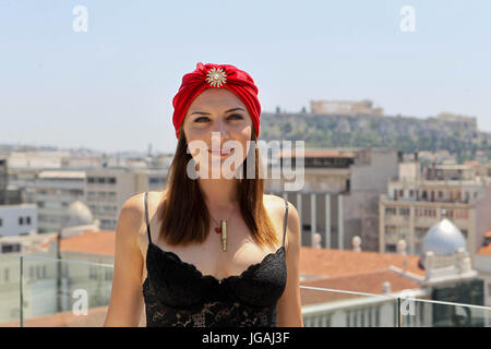 Chanteur, auteur-compositeur, interprète, comédienne et burlesque, Ariana Savalas pose avec Acropole à l'arrière-plan. Ariana est en tournée avec 'Postm Banque D'Images