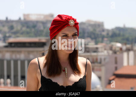 Chanteur, auteur-compositeur, interprète, comédienne et burlesque, Ariana Savalas pose avec Acropole à l'arrière-plan. Ariana est en tournée avec 'Postm Banque D'Images