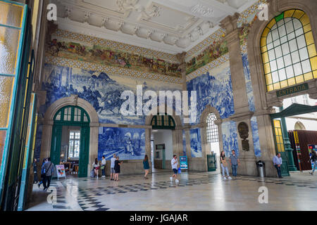 PORTO, PORTUGAL - 17 avril 2017 : la gare de São Bento hall avec photos azulejo historique Banque D'Images