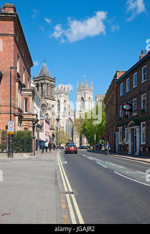 Vue sur la Minster et l'église St Wilfrid depuis Museum Street au printemps York North Yorkshire Angleterre Royaume-Uni Grande-Bretagne Banque D'Images