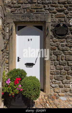 Les filles l'entrée de l'école John Brabin sur rue venteuse à Lancashire Banque D'Images