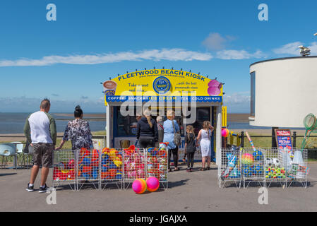 L'achat d'un kiosque de crème glacée dans le Lancashire Fleetwood Banque D'Images