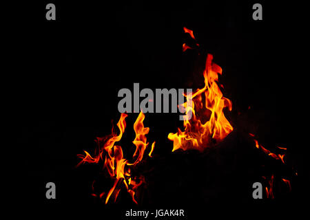 Feu de couleur magnifiquement avec de grandes flammes Banque D'Images