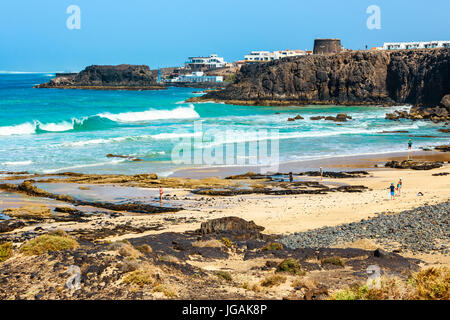 El Cotillo, Fuerteventura, Espagne, Avril 03, 2017 : des inconnus sur une plage à El Cotillo Fuerteventura Island, village de l'Espagne Banque D'Images