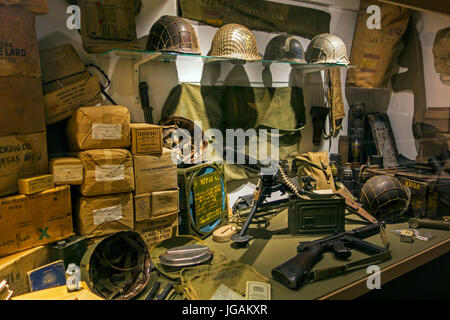 Les armes de l'armée américaine et les premiers soins pansements au Memorial Musée de la Seconde Guerre mondiale à Quinéville, Manche, Normandie, France Banque D'Images