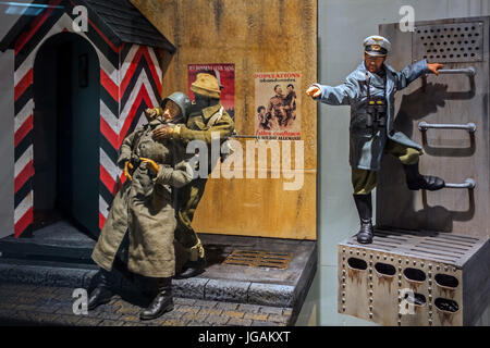 Maquette WW2 des scènes de bataille dans la Chapelle du Musée de la Seconde Guerre mondiale à Quinéville, Manche, Normandie, France Banque D'Images