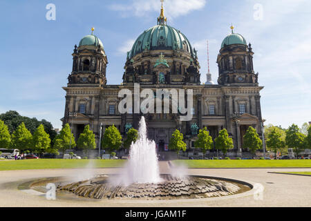 BERLIN, ALLEMAGNE - 17 MAI 2017 : la cathédrale de Berlin, situé sur l'île des musées dans le quartier de Mitte. L'édifice actuel fut achevé en 1905 Banque D'Images