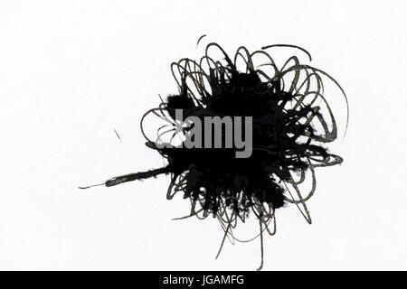 Tache d'encre noire sur papier blanc. Banque D'Images
