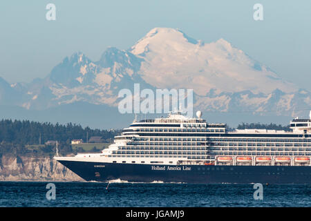 Bateau de croisière, voiles de croisière sur le Puget Sound par le mont Baker. Banque D'Images