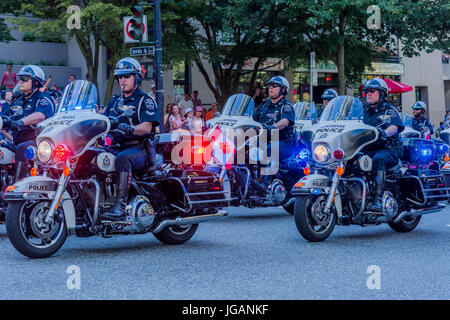 La Police de Vancouver sur les motocyclettes, le Canada 150, Parade de la fête du Canada, Vancouver, Colombie-Britannique, Canada. Banque D'Images