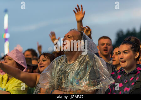 Ecosse, Royaume-Uni Dundrennan - Juillet 25, 2014 : les festivaliers en face de la scène principale au Festival une femme blessée Banque D'Images