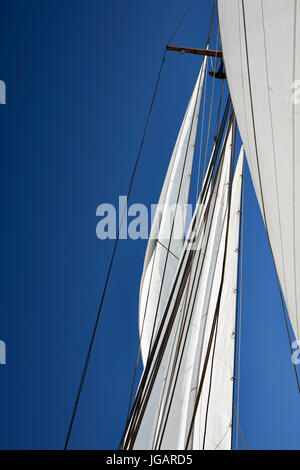 Astrid (Finlande) TS 488 Gaff Schooner à voile en bois 1947 - vue de l'avant jusqu'à la voile contre le ciel Banque D'Images