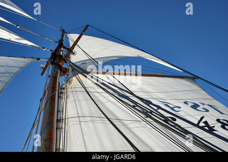 Astrid (Finlande) TS 488 Gaff Schooner à voile en bois 1947 - vue de la grand voile et voile haut looking up contre le ciel Banque D'Images