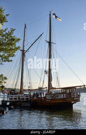 Astrid (Finlande) TS 488 Gaff Schooner à voile en bois 1947 - amarré à la jetée sur Kotiluoto île dans l'archipel d'Helsinki Banque D'Images