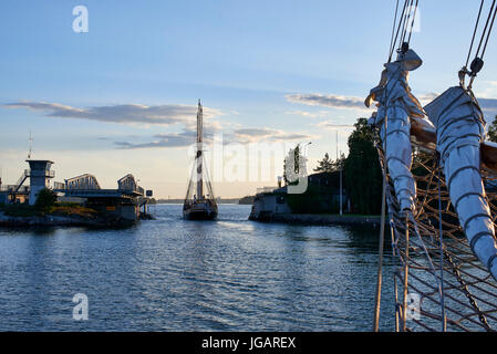 Silta Hevossalmen - Helsinki, Finlande. Pont sur le swing du détroit reliant l'île de Santahamina Hevossalmi à Helsinki. Bateau à voile en bois passant thr Banque D'Images