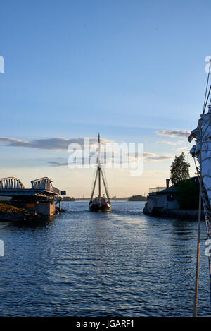 Silta Hevossalmen - Helsinki, Finlande. Pont sur le swing du détroit reliant l'île de Santahamina Hevossalmi à Helsinki. Bateau à voile en bois passant thr Banque D'Images