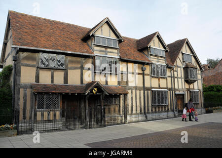 Touristes à l'extérieur Shakespeare lieu de naissance sur Henley Street, Stratford upon Avon, Angleterre Royaume-Uni, architecture Tudor, bâtiment à ossature de bois, catégorie I répertoriée Banque D'Images