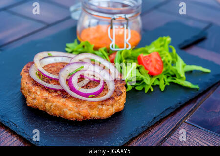 Le steak grillé haché de boeuf aux légumes Banque D'Images