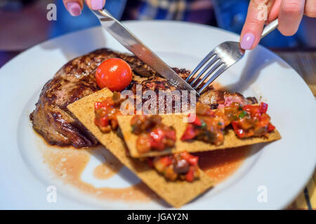 Boeuf grillé à la tomate et bruschetta Banque D'Images