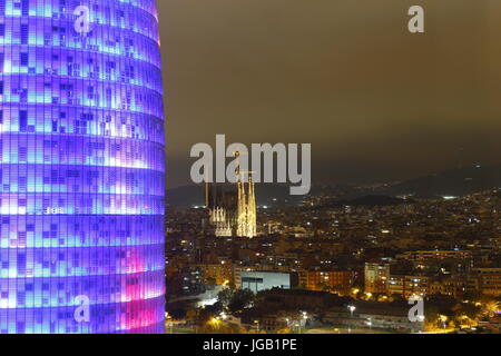 La Tour Agbar et Sagrada Familia, monuments de Barcelone, Espagne Banque D'Images