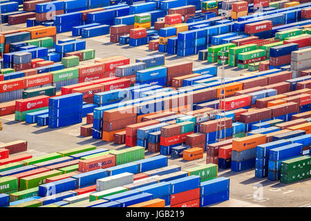 Barcelone, Espagne - Octobre 5, 2016 : pile de conteneurs colorés en catalan port de Barcelone Banque D'Images