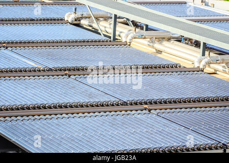 L'eau panneaux solaires installés sur un toit plat Banque D'Images