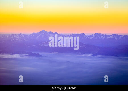 Le Mont Blanc en gamme de montagne Alpes est le plus haut sommet de l'Europe Banque D'Images