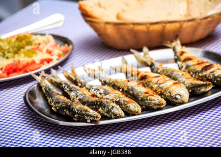 Sardines grillées avec de la salade, du pain et de la pomme de terre, Portugal Banque D'Images