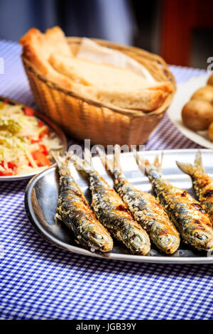 Sardines grillées avec de la salade, du pain et de la pomme de terre, Portugal Banque D'Images