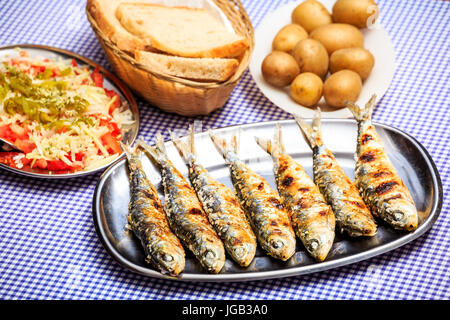 Sardines grillées avec de la salade, du pain et de la pomme de terre, Portugal Banque D'Images