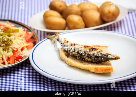 Sardines grillées avec de la salade, du pain et de la pomme de terre, Portugal Banque D'Images