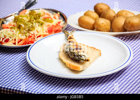 Sardines grillées avec de la salade, du pain et de la pomme de terre, Portugal Banque D'Images