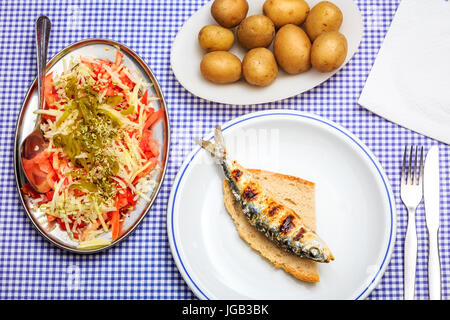 Sardines grillées avec de la salade, du pain et de la pomme de terre, Portugal Banque D'Images