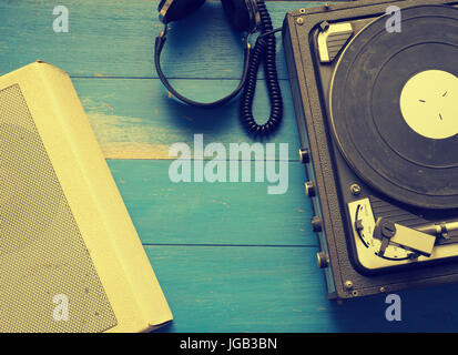 Vintage Record Player avec un casque et le président sur la vieille planche en bois patiné Banque D'Images