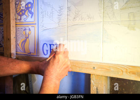 La peinture des carreaux traditionnels portugais appelés azulejos en silves, Algarve, PORTUGAL Banque D'Images