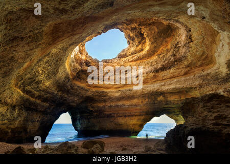 Belle grotte naturelle dans benagil, Algarve, PORTUGAL Banque D'Images