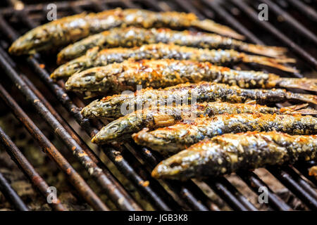 Des sardines grillées sur le gril, Portugal Banque D'Images